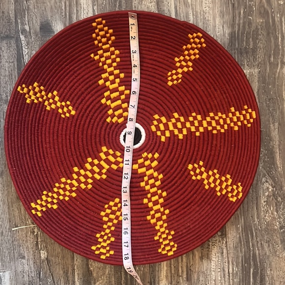 Artisan hand woven large colorful flat red/maroon and yellow basket - Picture 11 of 11